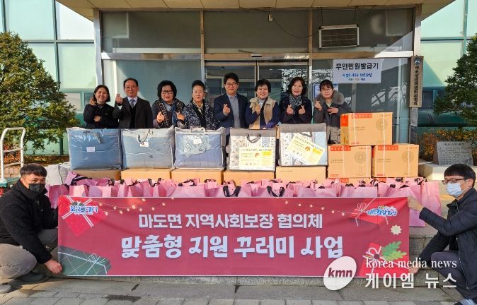마도면 지역사회보장협의체가 17일 관내 취약계층 및 어린이가정을 대상으로 맞춤형 지원꾸러미 전달에 앞서 기념촬영하고 있다