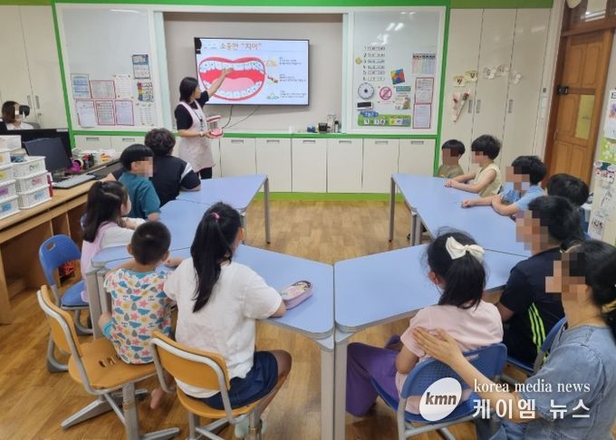 동부보건소 소속 치과위생사가 특수학급 교실을 방문해 학생 눈높이에 맞춘 구강보건교육을 진행하고 있다