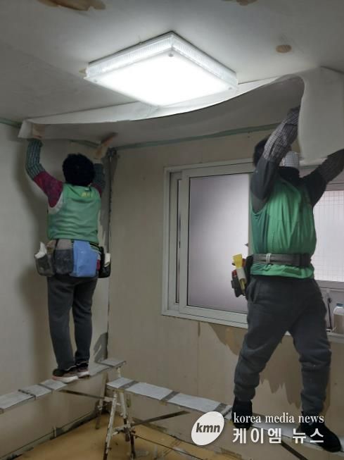 시흥시 신천동 새마을지도자협의회·부녀회, 소외계층 주거환경 개선 '집수리 봉사' 전개