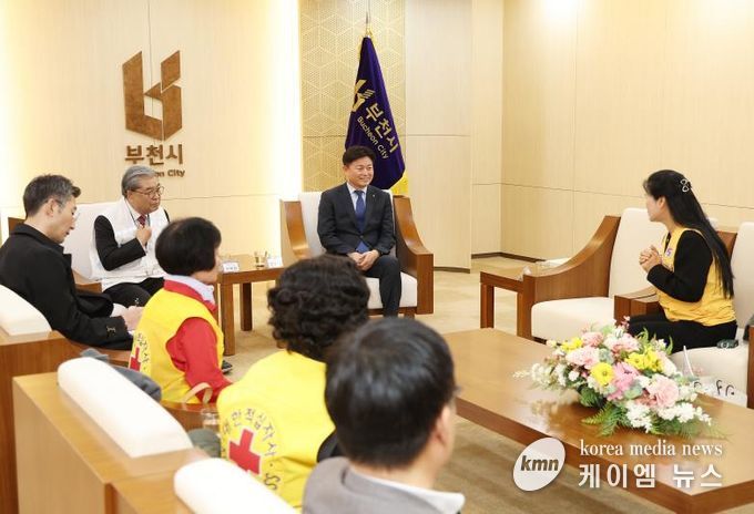 조용익 부천시장, 이재정 대한적십자사 경기도지사 회장, 전달식 관계자들이 담소를 나누고 있다.