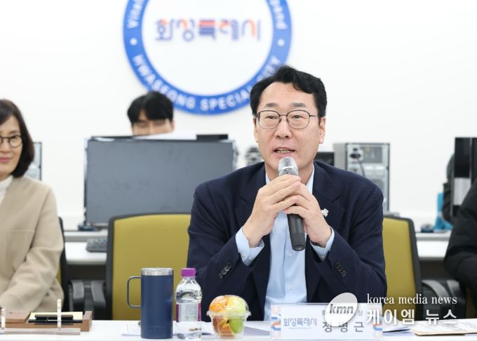 정명근 화성특례시장이 동탄2신도시 입주자대표 회장단 소통간담회에서 치동천 공원 내 시설물 보수 계획에 대하여 설명하고 있다