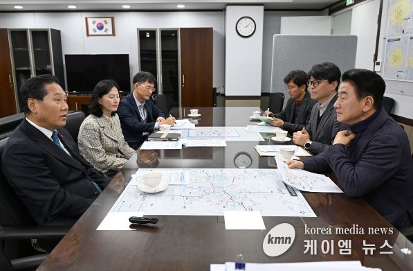김동근 시장이 12월 23일 국토교통부 대도시권광역교통위원회를 방문해 김용석 위원장과 주요 광역철도 현안에 대해 논의하고 있다.