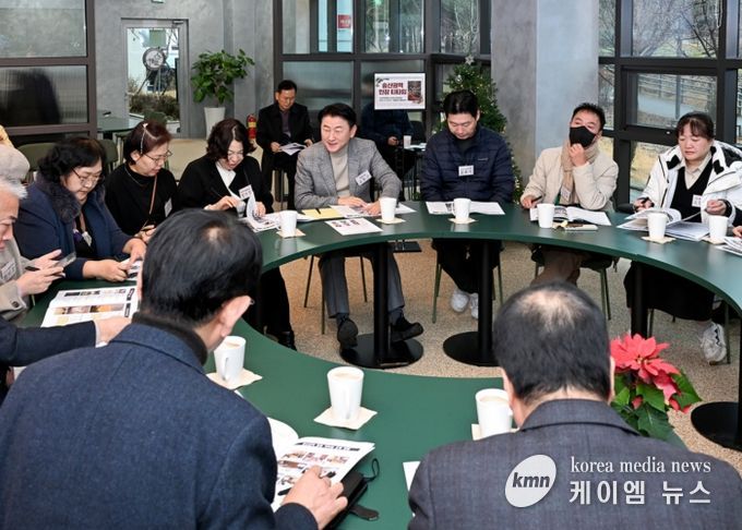 김동근 시장이 12월 24일 두물머리 카페 아르츠에서 ‘송산권역 현장 티타임’을 진행하고 있다.