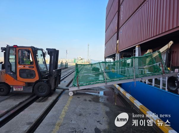 인천신항 선광신컨테이너터미널에서 힌지식 포크슬롯을 활용해 개발한 승하선 이동용 사다리를 설치하고 있다 / 사진제공 = 인천항만공사
