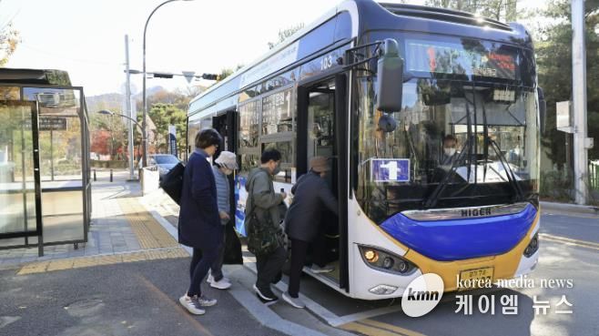 과천시에서 운행하는 마을버스 1번 노선을 이용하는 시민들 모습