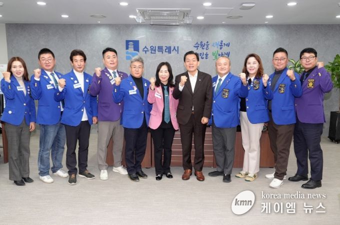 이재준 수원시장(오른쪽 5번째)과 수원2지역 로타리클럽 임원들이 성금 전달식 후 기념촬영을 하고 있다.