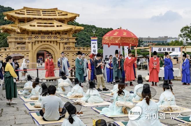 제62회 수원화성문화제 프로그램 중 별시가 열린 장면.