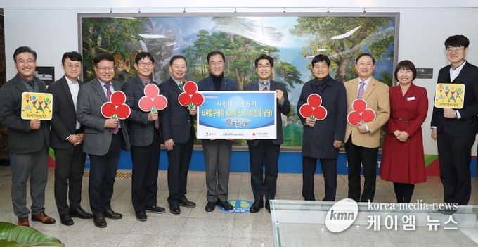 왼쪽부터 평택행복나눔본부 황성식 나눔국장, 동산교회 서평강 목사, 노승구 장로, 이종남 장로, 김흥로 장로, 평택시 정장선 시장, 동산교회 차성수 담임목사, 유상희 장로, 정건채 장로, 아동복지과 이혜정 과장, 동산교회 김은석 목사