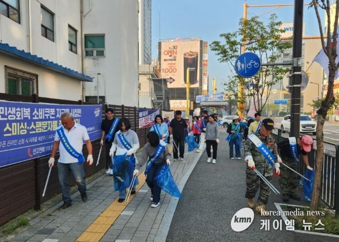봉담읍 주민들이 대한민국 새단장 캠페인 일환으로 환경 정화 활동을 하고 있다