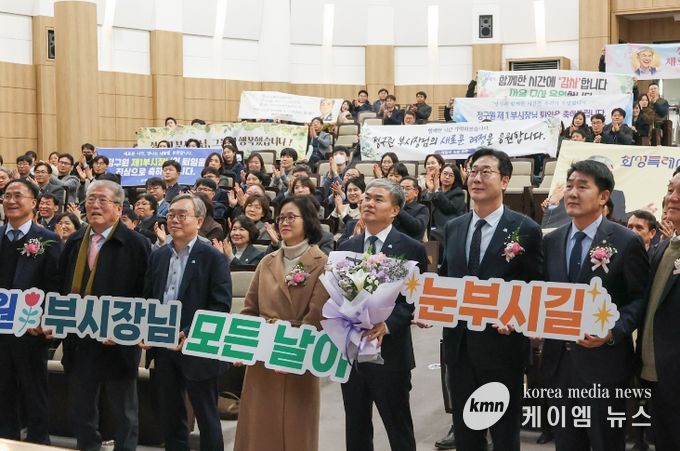 29일 열린 정구원 화성특례시 제1부시장 퇴임식에서 참석자들이 기념촬영을 하고 있다