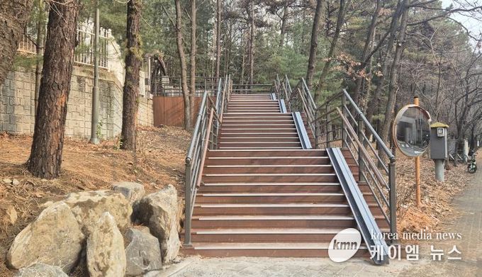 기흥구는 보라동 경관녹지 산책로 노후시설 긴급 교체공사를 완료했다