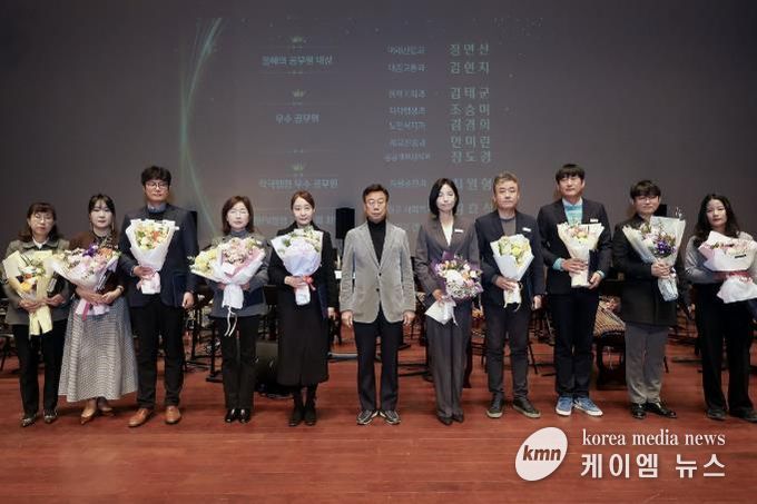 31일 시청 온누리실에서 열린 종무식에서 신상진 성남시장과 시상을 받은 우수 공무원들이 기념촬영을 하고 있다