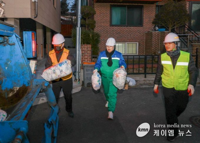 신계용 과천시장과 환경미화원들이 쓰레기를 수거하고 있다