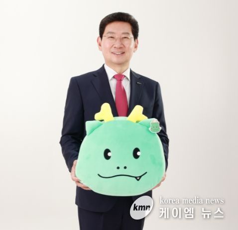 조아용 인형을 든 이상일 용인특례시장