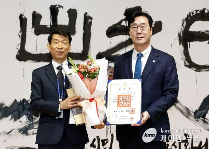 정명근 화성특례시장이 강래향 행정종합관찰관에게 대통평 표창을 수요하고 기념촬영을 하고 있다