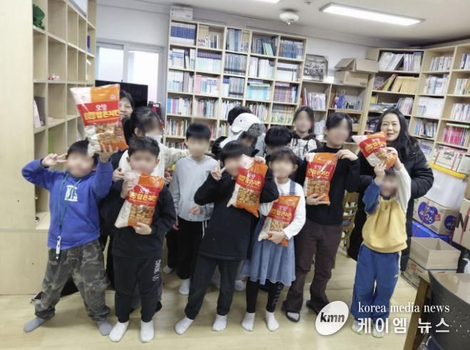 수원시 권선구 구운동 마을만들기협의회, 참아름지역아동센터에 팝콘치킨 30kg 전달