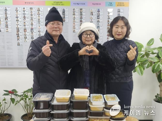 인창동 행정복지센터에서 유정희 회장과 밑반찬 전달식을 진행하고 있다.