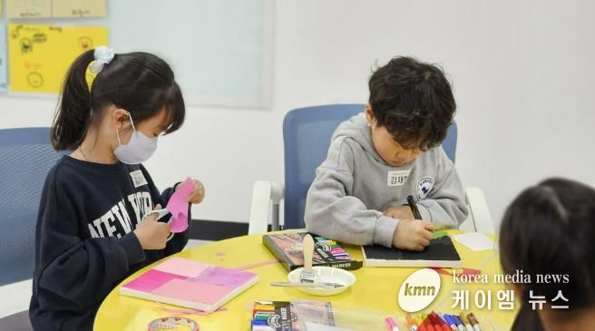 <겹겹의 감정 콜라주> 참여 어린이들이 작품을 만들고 있다.