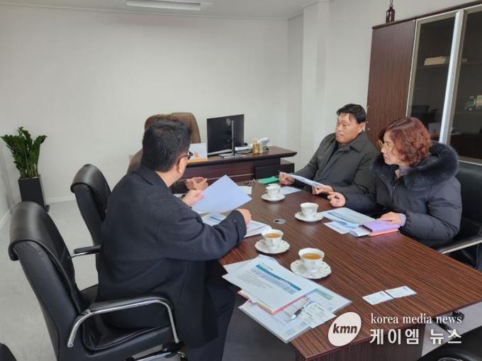 제일클린업㈜ 관계자들과 간담회 중인 평택시 안중출장소 문종호 소장(오른쪽에서 2번째)과 환경위생과 최영미 과장(오른쪽 1번째)