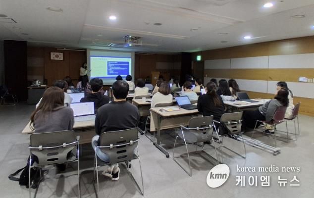 보건사업 담당자 등이 12일 상록수보건소에서 직원 역량강화 AI 교육을 진행하고 있다.