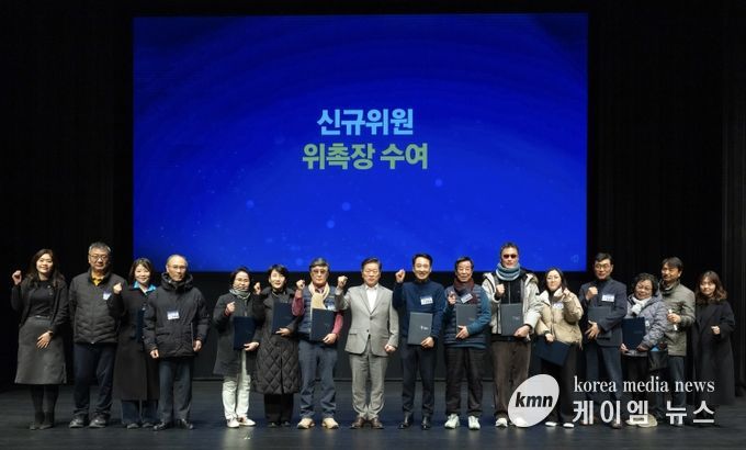 박승원 광명시장이 14일 광명극장에서 열린 ‘2026년 광명시 주민자치회 신규위원 위촉식’에 참석해 신규위원들과 기념사진을 촬영하고 있다.