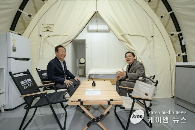 지난해 10월 청량산 수원캠핑장 개장식에 참석한 이재준 수원특례시장(오른쪽)과 박현국 봉화군수가 웃으며 대화를 나누고 있다.