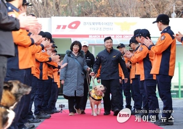 119구조견 아롱 은퇴식…“무거웠던 임무 내려놓고 편안한 노후 보내길”