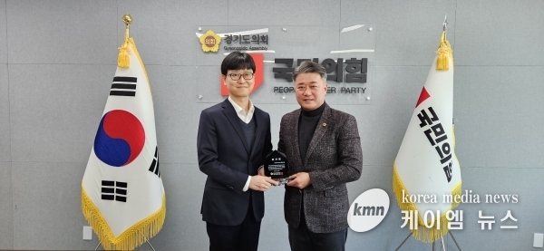 국민의힘, 도의회 혁신에 힘써준 입법자문위원에 감사패 전달