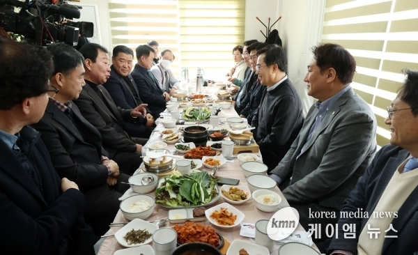 경기도의회 경기북부특별자치도 설치 특별위원회. 김동연 도지사와 오찬 간담회 실시