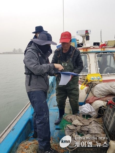 경기바다호·경기청정호 출항…올해 안전조업지도 1500척·해양폐기물 150톤 수거 추진