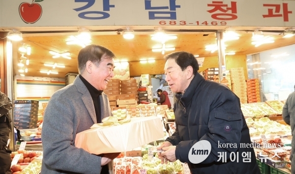 전통시장 찾은 경기도의회 염종현 의장, 민생 현장 고충 청취…“기댈 수 있는 언덕 되도록 노력”