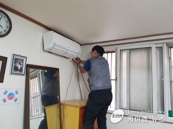 경기도가 에너지 취약가구 에어컨 설치에 이어 청소까지 지원한다