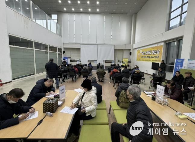 ‘4060원스톱데이' 상설면접장을 찾은 구직자들