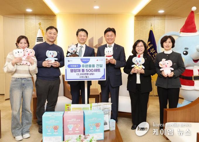 조용익 부천시장(오른쪽 세 번째)과 김원석 ㈜허니웰스 대표(오른쪽 네 번째), 전달식 관계자들이 기념사진을 찍고 있다.