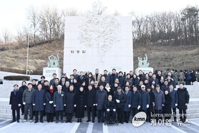 참배 참석자들이 현충탑 앞에서 순국선열의 넋을 기리며 기념 촬영을 하고 있다.