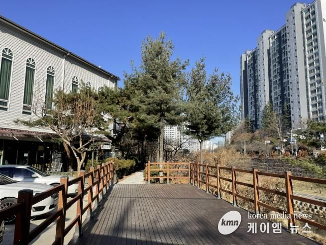 용인특례시 수지구는 풍덕천동 1153번지 일원 산책로를 정비했다