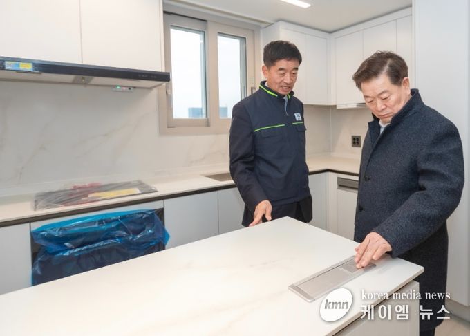 박승원 광명시장이 9일 입주를 앞둔 철산주공10·11단지 주택재건축 정비사업 현장 '철산자이브리에르'를 찾아 준공 전 품질을 점검하고 있다.