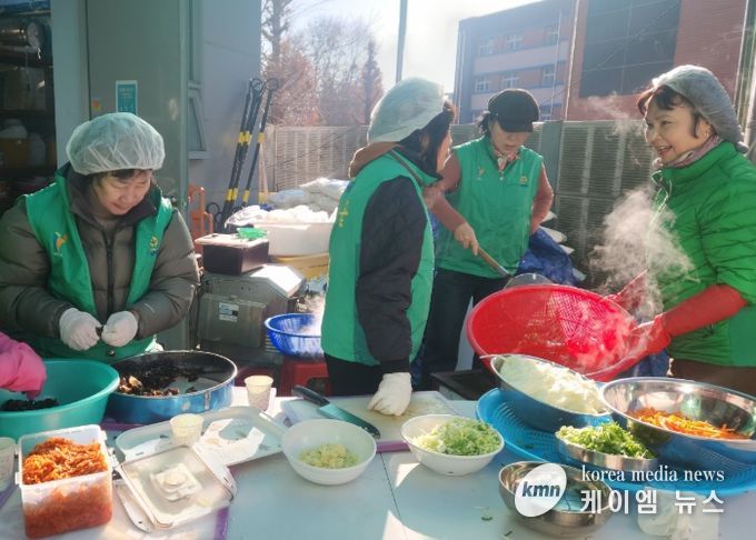 광명시 하안1동 새마을부녀회와 새마을지도자협의회가 2026년 병오년 새해를 맞아 지역사회 지도자들과 떡국을 나누며 화합과 성장을 다짐하는 자리를 마련했다.