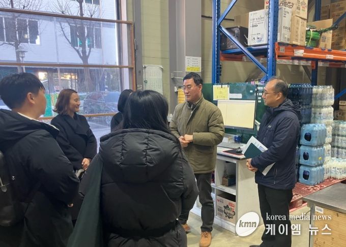 지난 13일 광명시 중소유통공동도매물류센터에서 시흥시 소상공인과 관계 부서 공무원, 시흥시정연구원 관계자들이 광명시 중소유통공동도매물류센터의 운영 사례를 공유받고 있다.