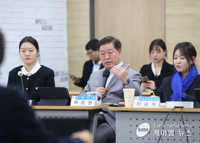 박승원 광명시장이 14일 시청 중회의실에서 열린 ‘청년정책 간담회’에 참석해 발언하고 있다