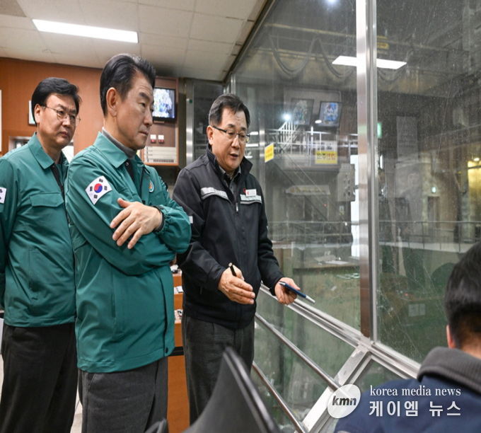 의정부시는 생활쓰레기 직매립 금지 시행에 따라 1월 15일 자원회수시설을 방문해 운영 현황을 살피고, 폐기물 처리 업무에 전념하고 있는 현장 직원들을 격려했다.