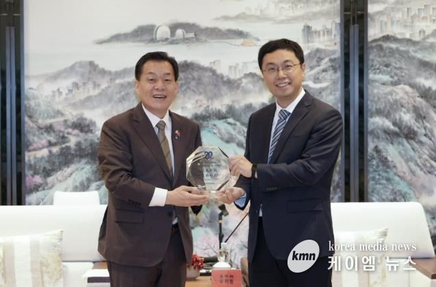 이재준 시장(왼쪽)이 우호결연 20주년 감사패를 받고, 우저통 시장과 기념촬영을 하고 있다.