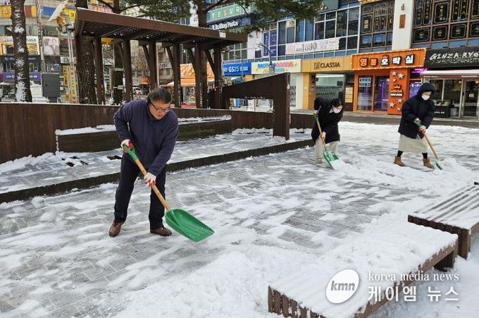 수원시 영통구 영통3동, 강추위 대비 제설작업 실시