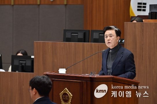 본회의 참석한 김태흠 충남도지사