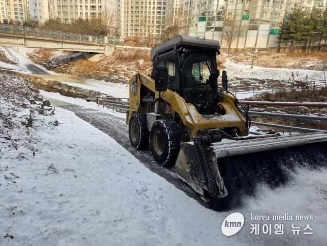 의정부시, 겨울철 하천 산책로 신속하게 제설…시민 안전 보행로 확보