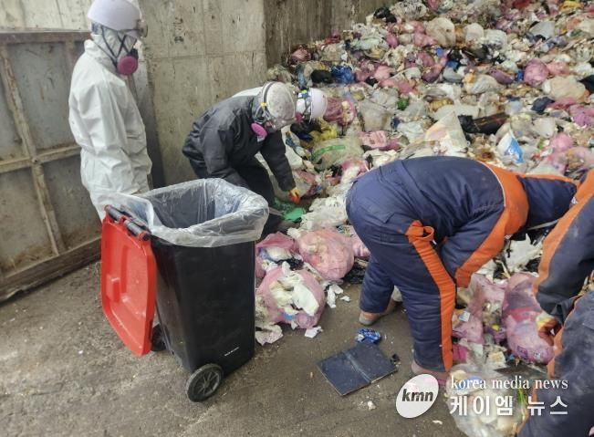 고양시 민간위탁 처리업체에서 종량제 봉투 내 음식물류 폐기물을 분리하고 있다.