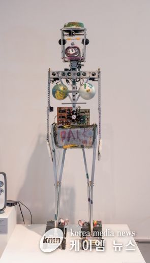 백남준, 로봇 K-456, 1964(1996), 백남준아트센터 소장품