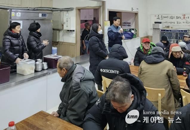 사통팔달협의회, 수원역 노숙인 대상 '사랑의 무료급식' 봉사 펼쳐