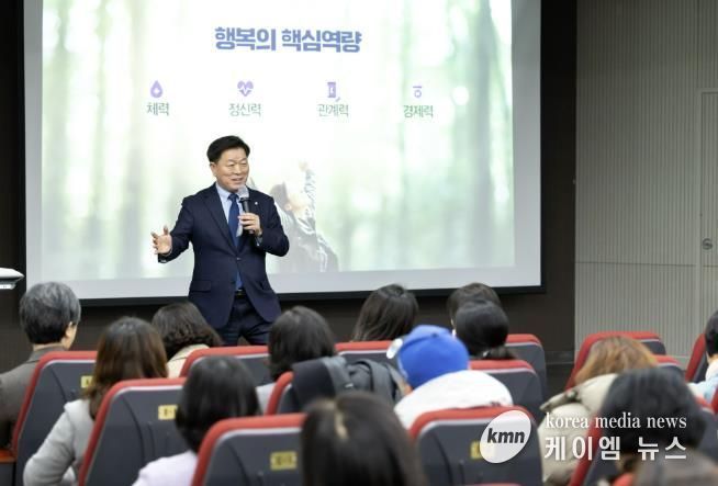 박승원 광명시장이 지난 22일 광명시 평생학습원에서 열린 ‘2026년 평생학습 사업설명회’에서 ‘유능한 도시, 유능한 시민! 평생학습으로 열어가다’를 주제로 특강하고 있다.