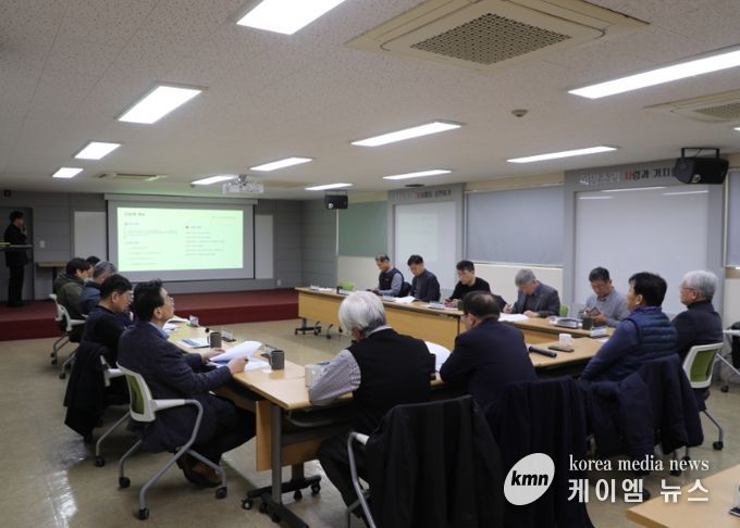 시민사회단체로 구성한 ‘수원 독립운동의 길 추진위원회’가 지난 16일 수원시자원봉사센터 대강당에서 대표적인 독립운동가와 길(코스) 조성과 관련한 회의를 열고 있다.